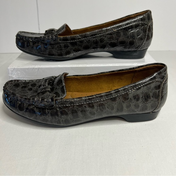 Naturalizer slip on loafer gray faux leather croc with silver buckle women’s 7.5 - Picture 2 of 10